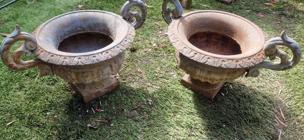 2 gietijzeren oorvazen met roestsluier (brocante), Tuin en Terras, Tuinvazen, Ophalen of Verzenden, Gebruikt