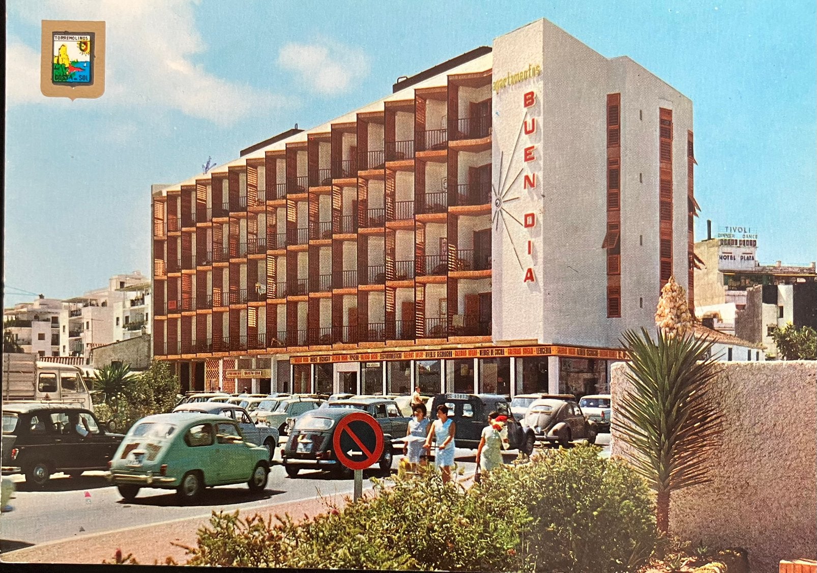 Ansichtkaart met auto’s o.a. Fiat 600, Ophalen of Verzenden, 1960 tot 1980, Ongelopen, Voertuig