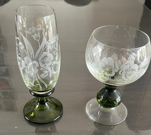 Set van 2 vintage glazen met bloemgravure en groene voet, Antiek en Kunst, Antiek | Glas en Kristal, Ophalen of Verzenden