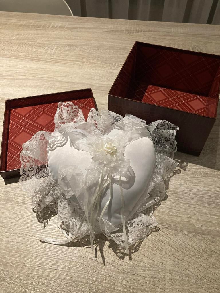 Trouwringkussen Hartvormig met Kant in Geschenkdoos, Ophalen of Verzenden, Zo goed als nieuw