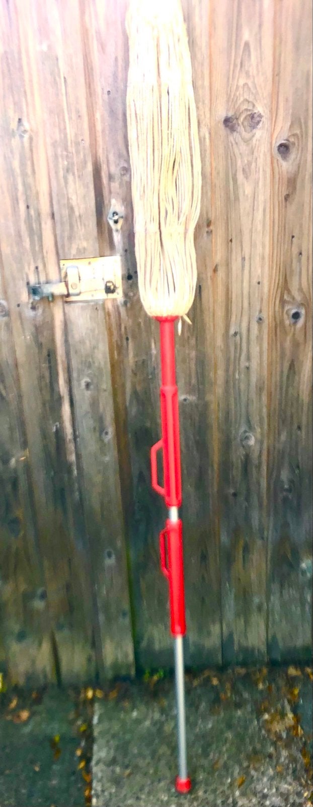 Mop met rode steel, Ophalen, Mop of Dweil