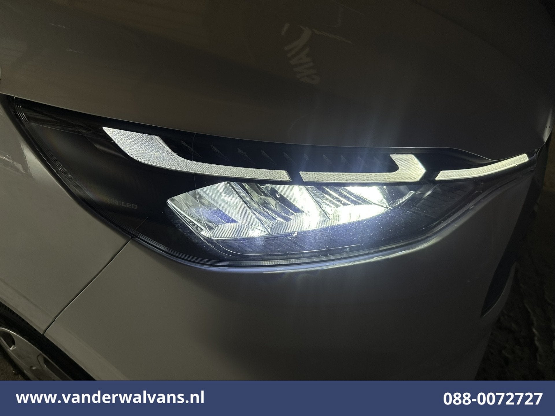 Ford Transit Custom 2.0 TDCI 136pk L2H1 Euro6 Airco | Camera, Auto's, Bestelauto's, Voorwielaandrijving, LED verlichting, 4 cilinders