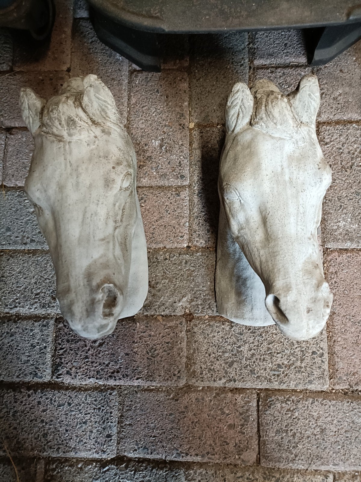 Twee stenen paardenhoofden - tuinbeelden, Ophalen, Overige onderwerpen, Handgemaakt, 20 - 50 cm