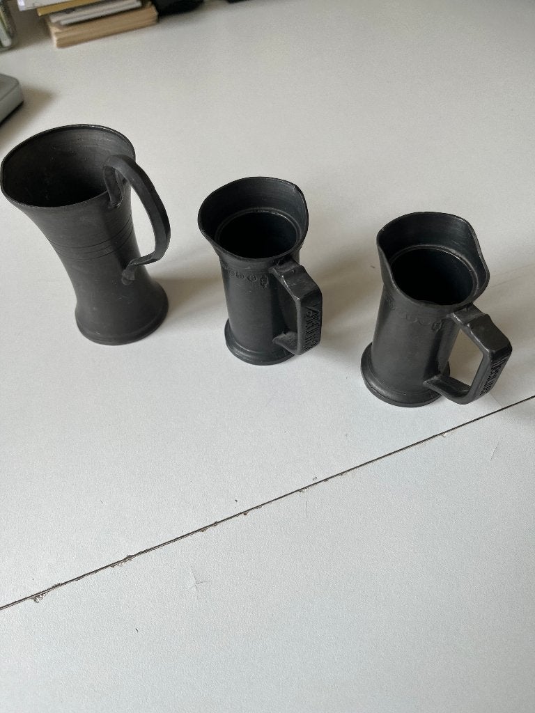 Twee tinnen maatbekertjes + kannetje, Ophalen