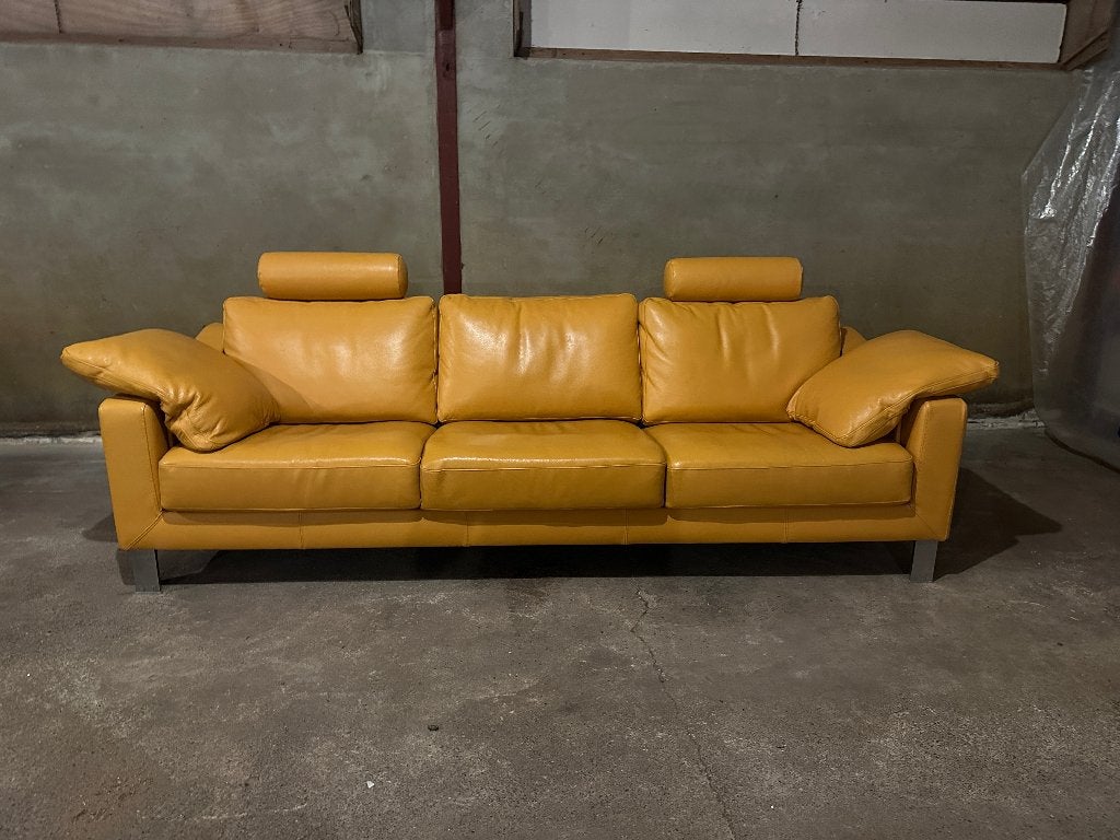 Rechte design bank | Okergeel | Leolux, Ophalen, 250 tot 300 cm, Gebruikt, Driepersoons
