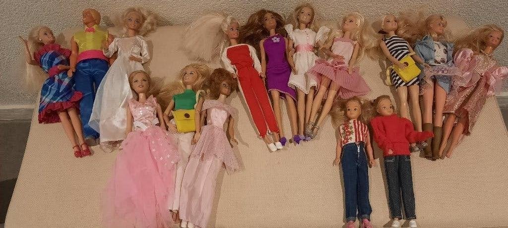 Complete Barbie familie met kleding en andere accessoires!, Ophalen, Zo goed als nieuw, Pop