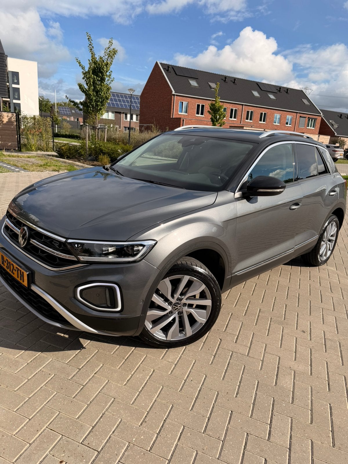 Volkswagen T-Roc 1.5 TSI 150pk 7-DSG 2022 Grijs, 15 km/l, 1498 cc, 4 cilinders, Particulier