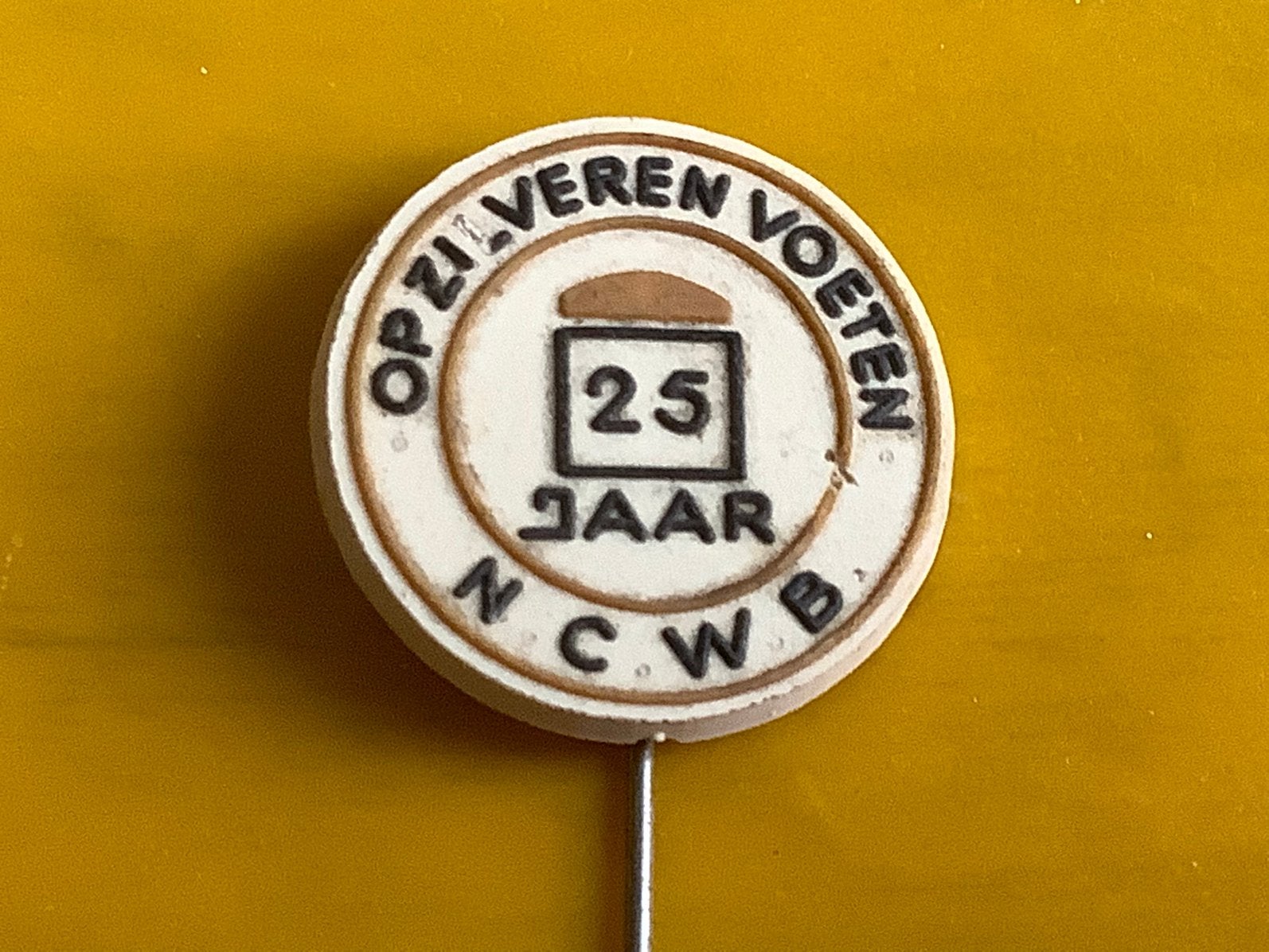 Oud speldje NCWB Op Zilveren Voeten jubileum wandelsport, Verzamelen, Speldjes, Pins en Buttons, Ophalen of Verzenden, Gebruikt