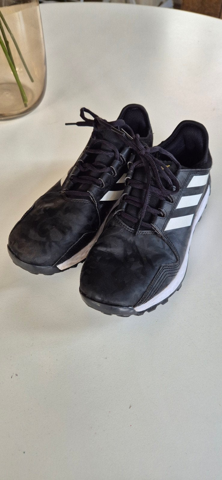 Adidas hockeyschoenen zwart met noppen - Maat 38 2/3, Ophalen of Verzenden, Zo goed als nieuw, Schoenen