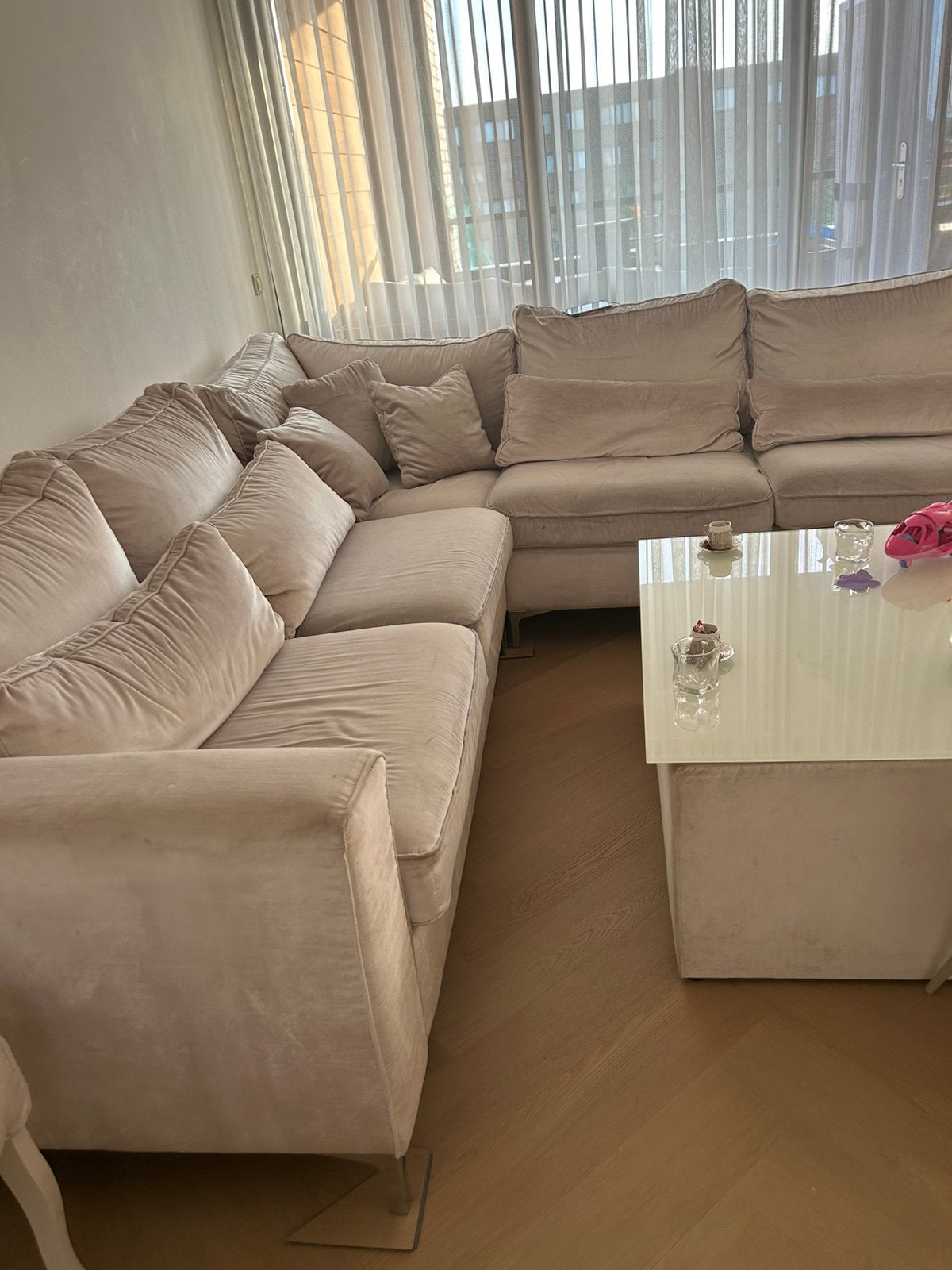 Velvet beige hoekbank incl salontafel, Huis en Inrichting, Banken | Bankstellen, Ophalen, Gebruikt, Overige maten, Hoekbank