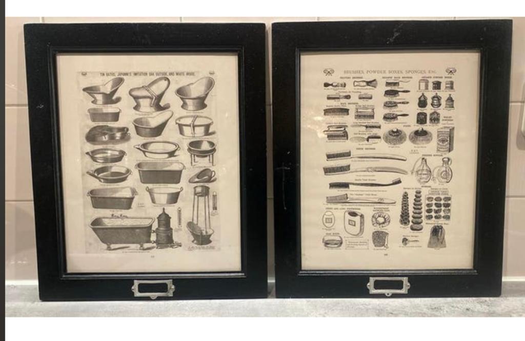 2 x Vintage ingelijste prints: bad- en toiletartikelen, Ophalen of Verzenden