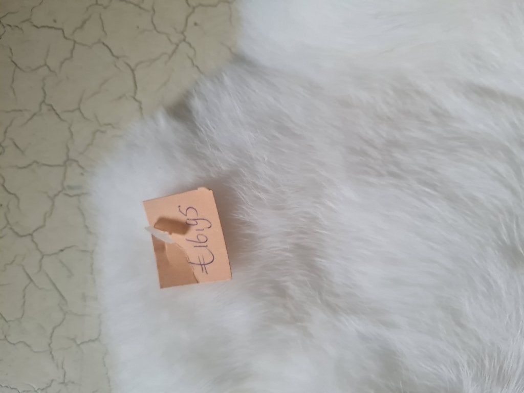 Nieuwe witte fluffy konijnen vachten p/st 12.95, Huis en Inrichting, Heikant 21 Kaatsheuvel, Belle Vieille Brocante, Nieuw, Ophalen of Verzenden