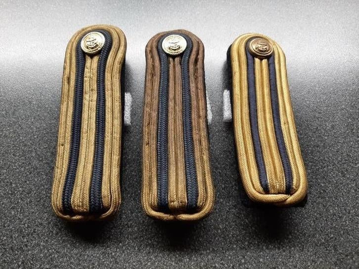 België  -  schouder stukken  / Belgische Marine  - 13x4 cm., Verzamelen, Ophalen of Verzenden, Marine, Overige gebieden, Embleem of Badge