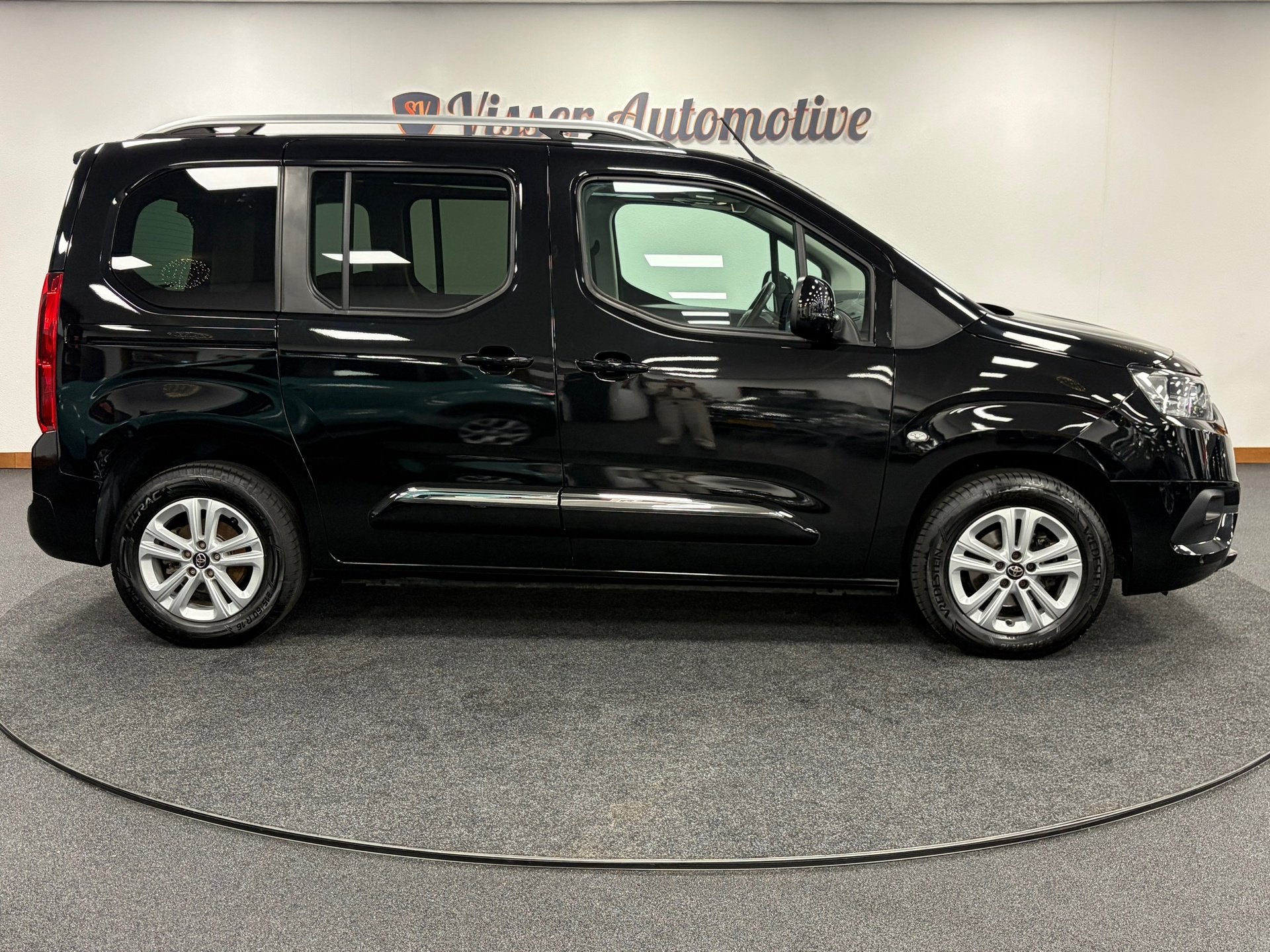 Toyota PROACE CITY VERSO 1.2 Turbo L1*5Pers*Design*Panoramad, Auto's, Toyota, Parkeersensor, 15 km/l, Zwart, Nieuw