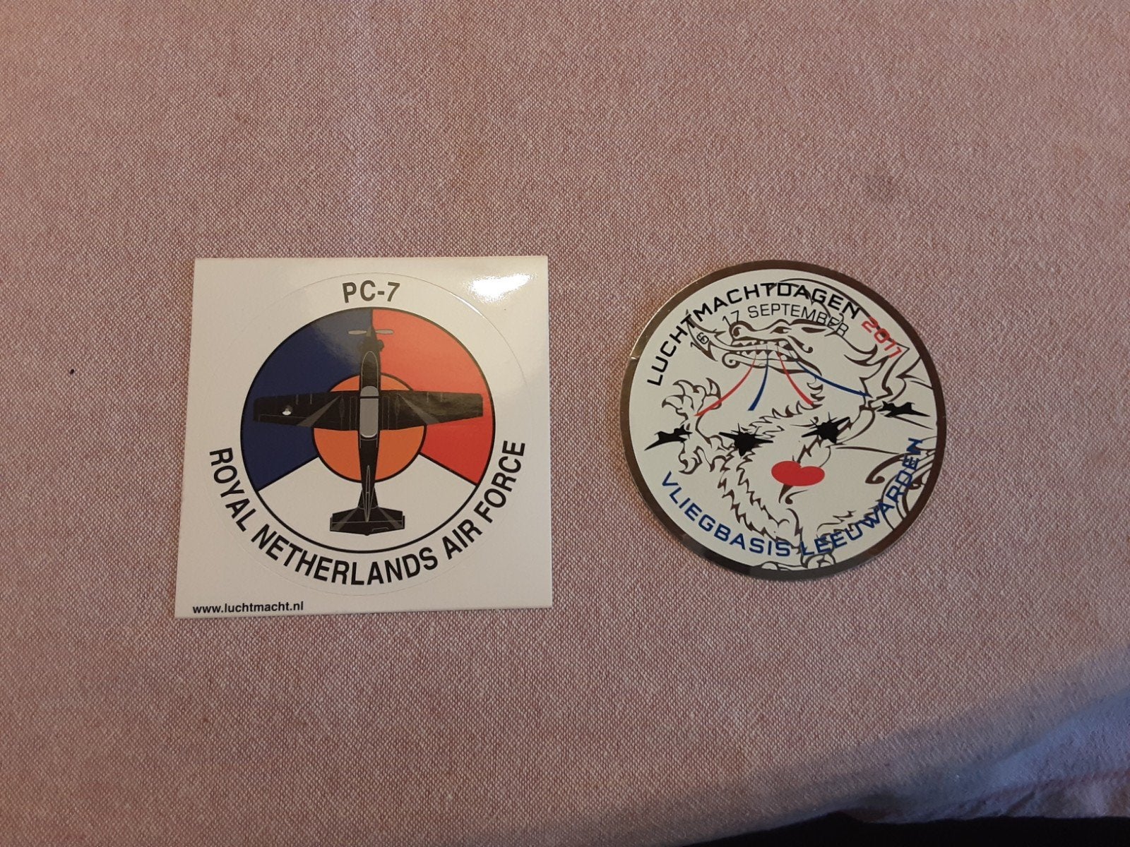 KLu PC-7 sticker en Luchtmachtdagen 2017 Leeuwarden pin, Ophalen of Verzenden, Zo goed als nieuw, Overige typen