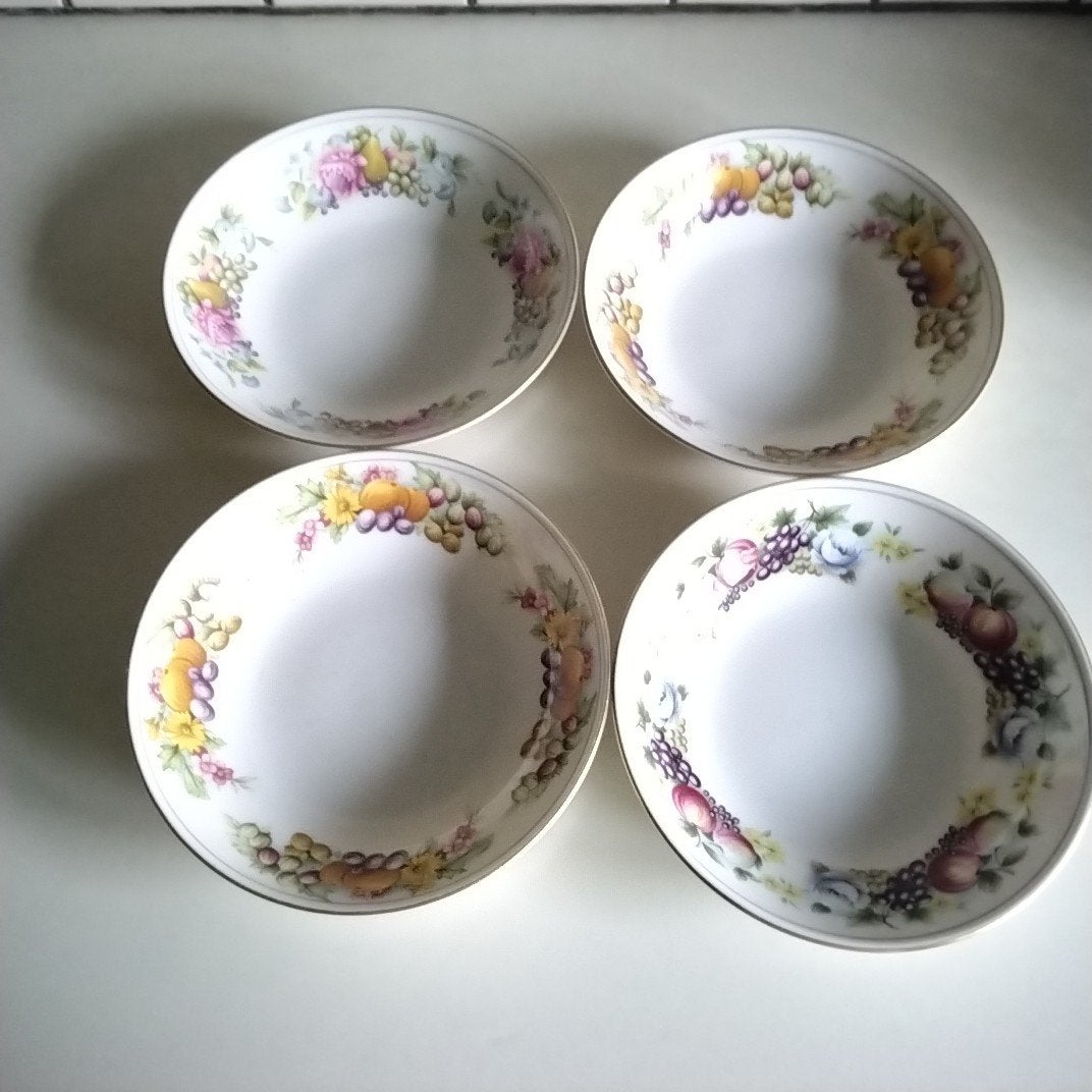 4 royal vale schaaltjes / bordjes, Ophalen of Verzenden, Zo goed als nieuw, Bord(en), Overige stijlen