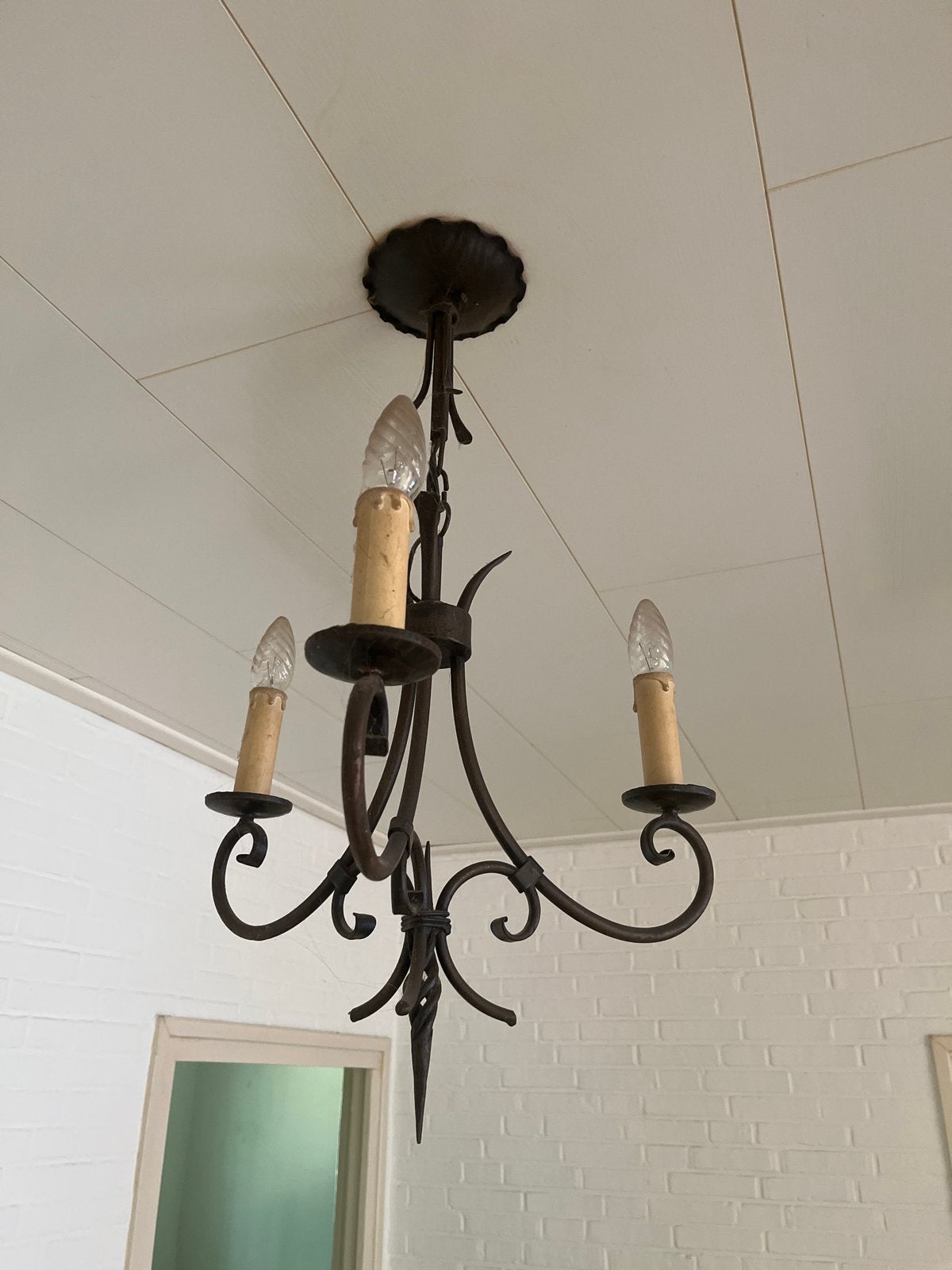 Antieke smeedijzeren kroonluchter met 3 kaarslampen, Huis en Inrichting, Lampen | Kroonluchters, Ophalen of Verzenden, Gebruikt