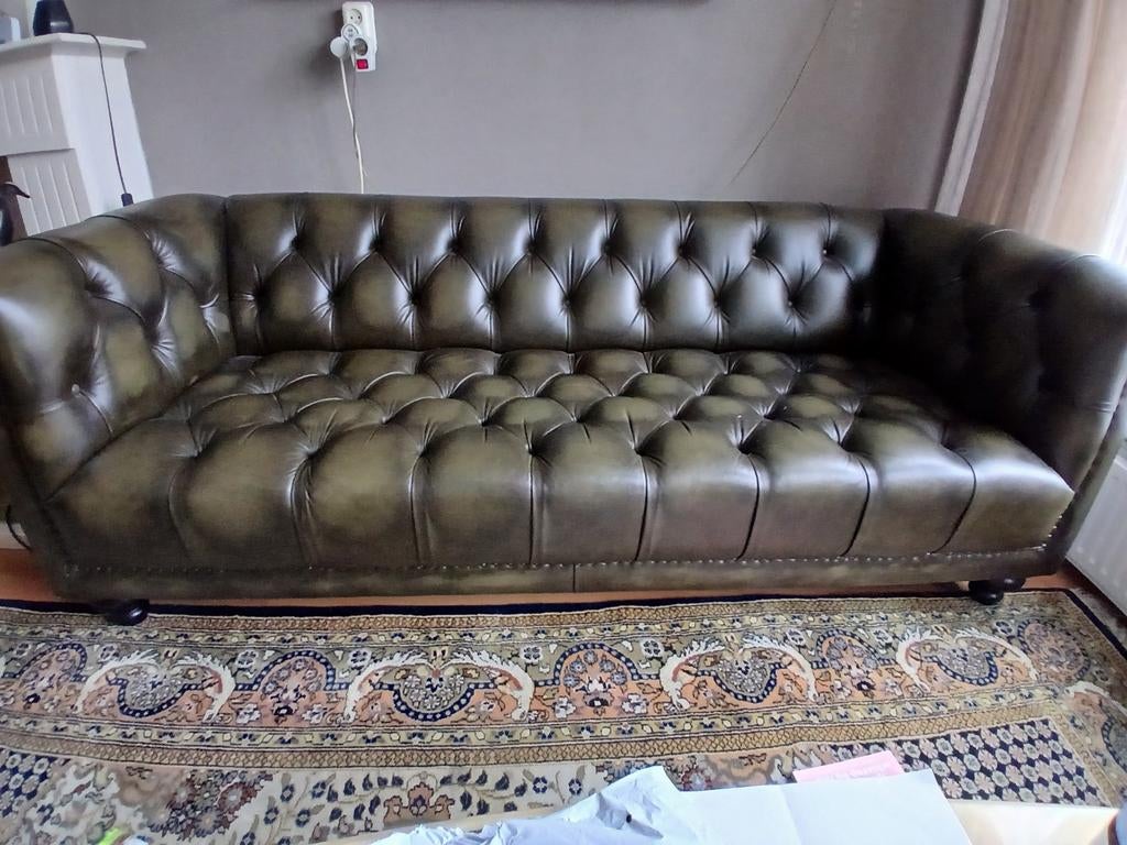 Olijfgroene design chesterfield bank ,3 mnd oud, Huis en Inrichting, Ophalen, Zo goed als nieuw, 75 tot 100 cm
