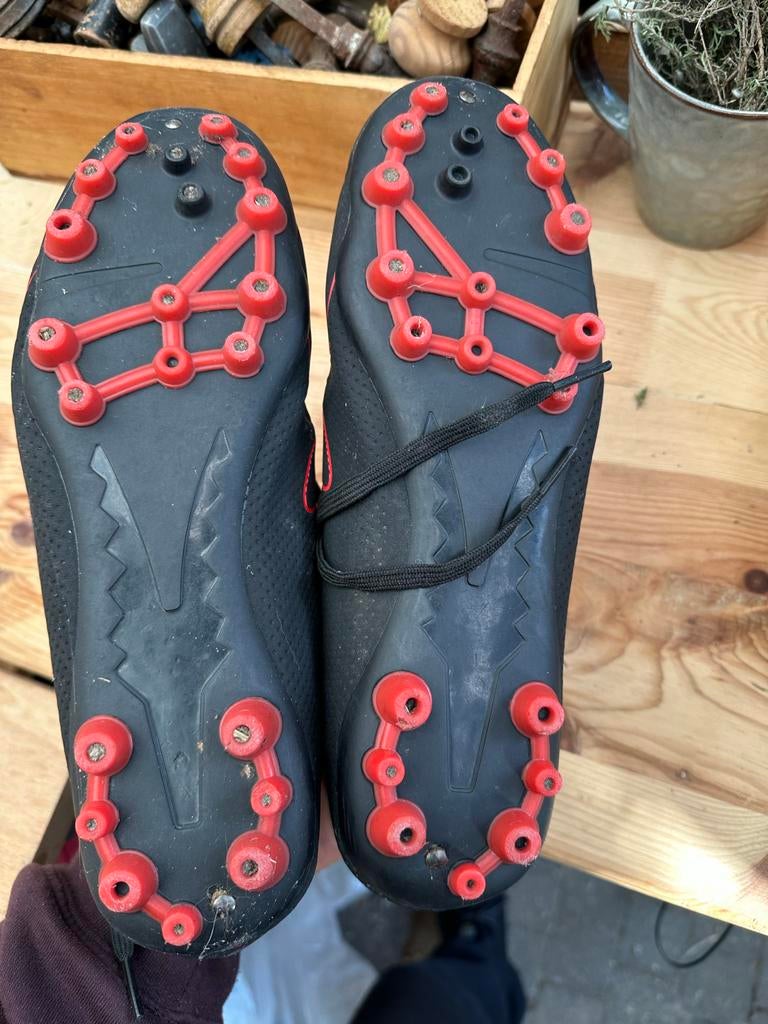 Scapino Voetbalschoenen Maat 40 Zwart/Rood, Sport en Fitness, Voetbal, Gebruikt, Schoenen, Maat L, Ophalen of Verzenden