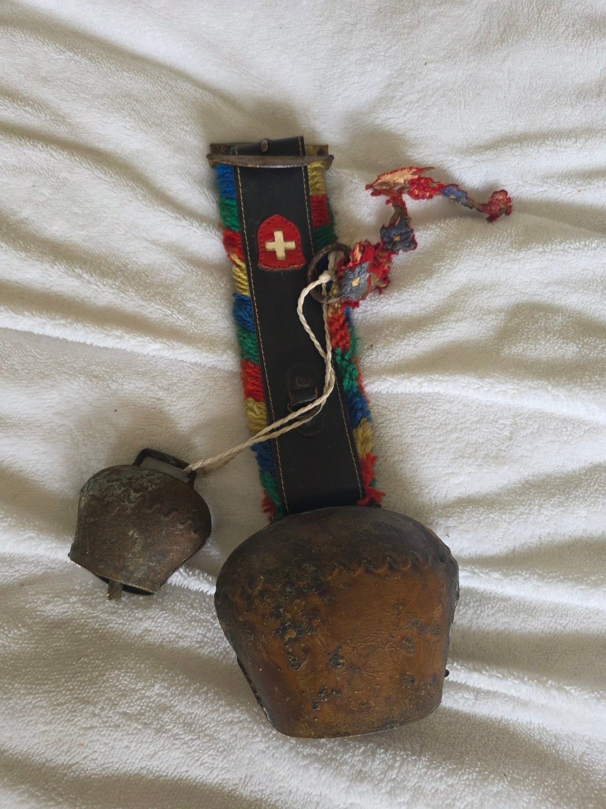 Antieke Zwitserse Koebel met Geborduurde Band, Ophalen of Verzenden