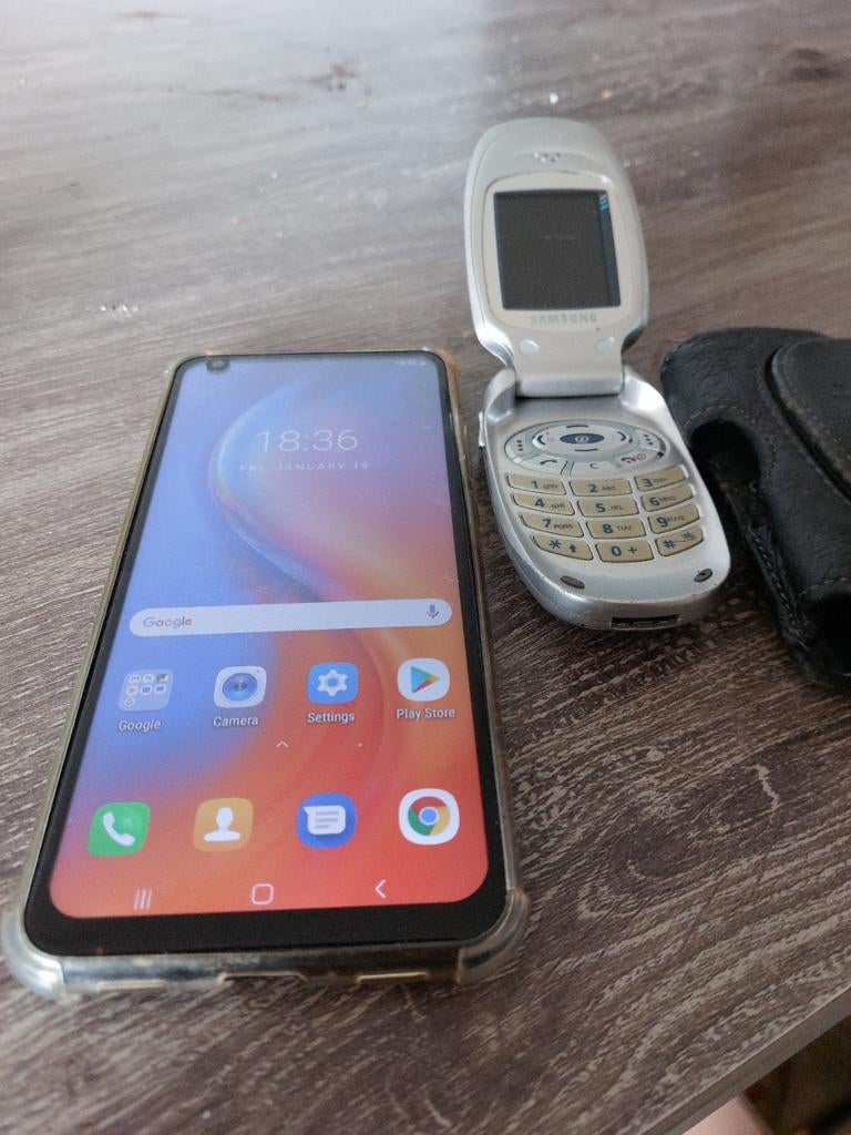 Diverse mobiele telefoons: smartphone en klaptelefoon, Gebruikt, Inklapmodel, Ophalen of Verzenden, Zonder abonnement