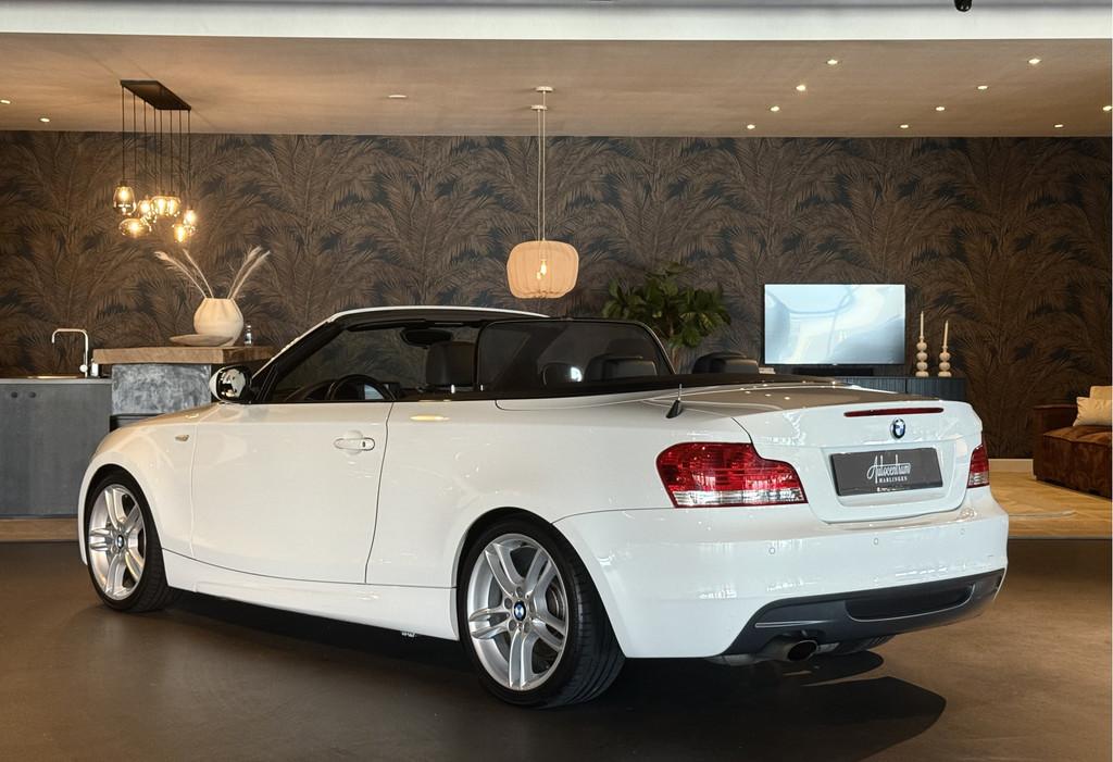 BMW 1 Serie Cabrio 118i High Exe I M-Pakket I Xenon I Navi I, Euro 5, Zwart, Cabriolet, 4 stoelen