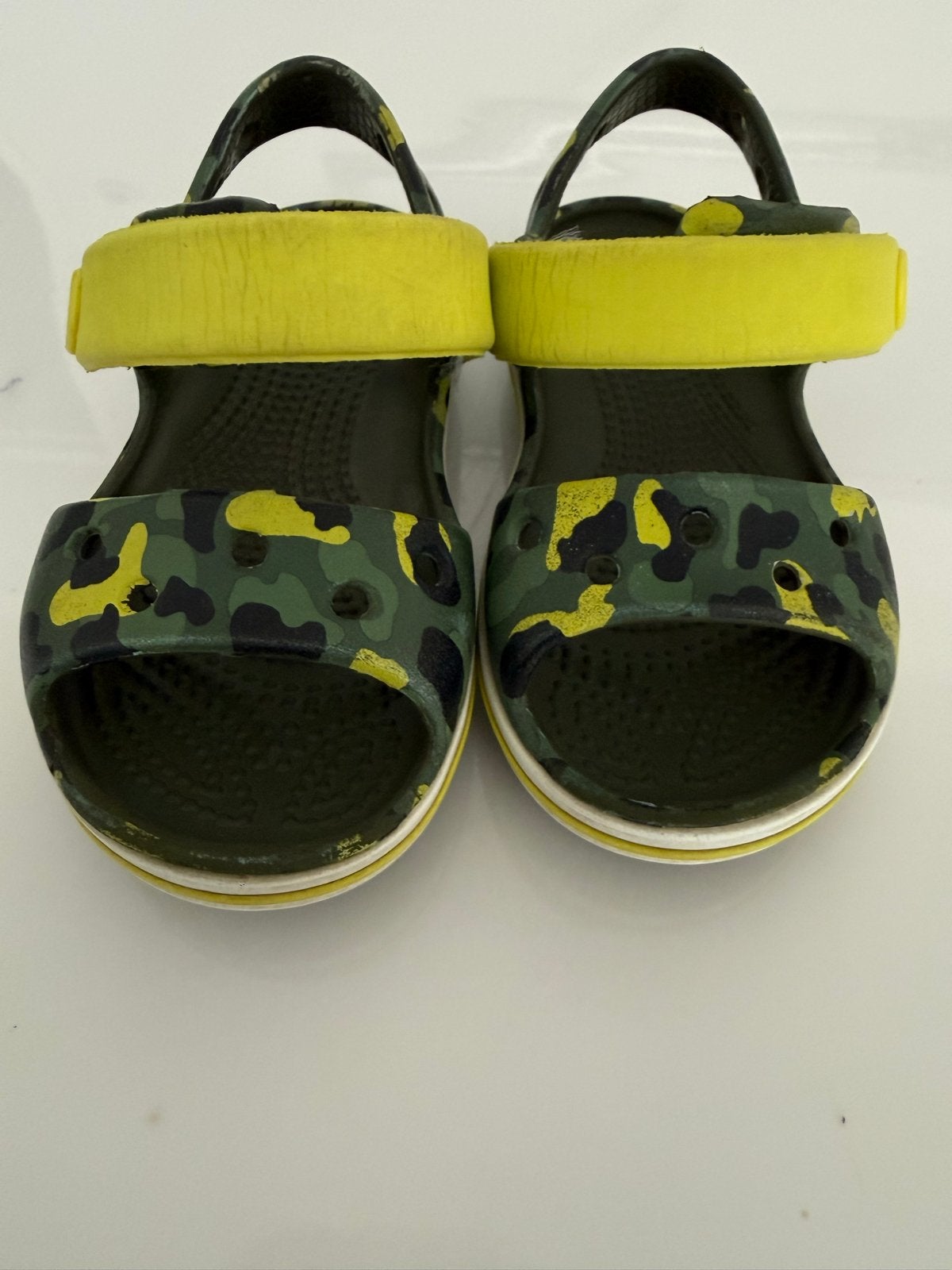 Crocs sandalen camouflage groen/geel - Maat C6, Ophalen of Verzenden, Gebruikt, Jongen of Meisje