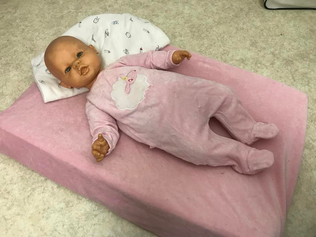 Babypop met bedje en accessoires, Ophalen of Verzenden, Gebruikt, Babypop