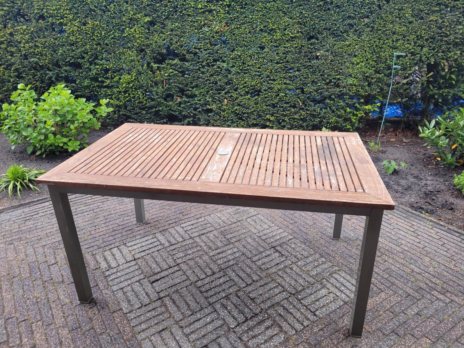 Robuuste tuintafel van hout en metaal, Tuin en Terras, Tuintafels, Ophalen, Gebruikt, Rechthoekig, Teakhout