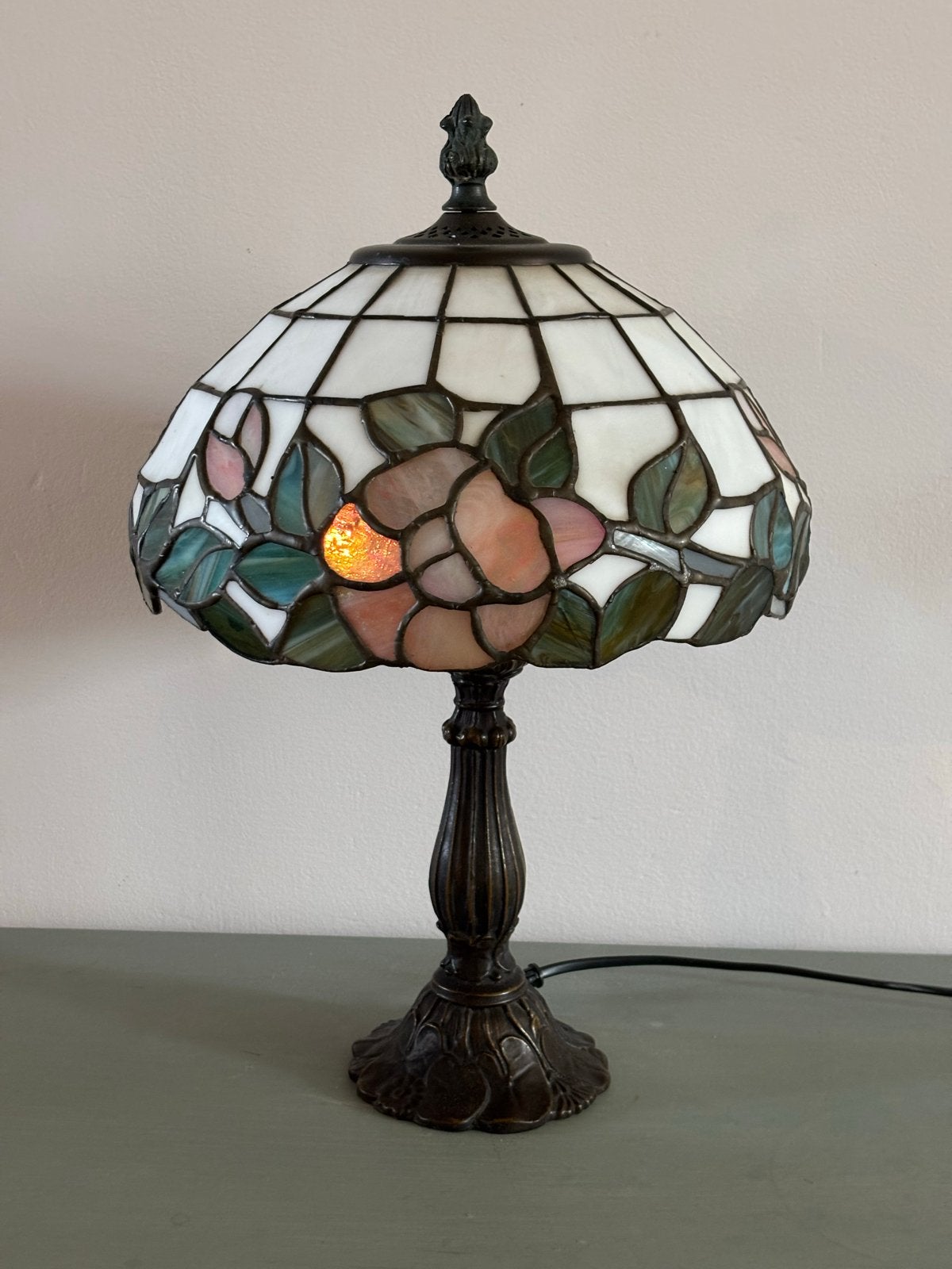 Tiffany Stijl Tafellamp met Rozenmotief - 40 cm hoog, Antiek en Kunst, Ophalen