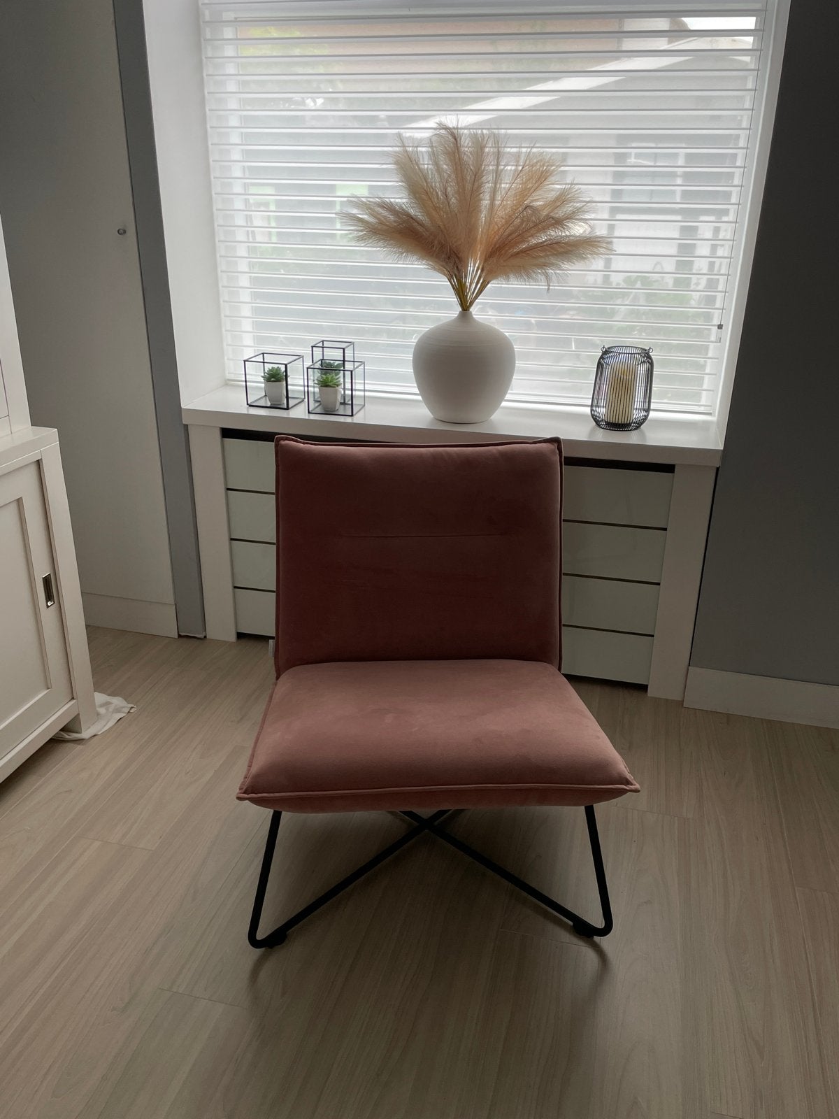 Roze fluwelen fauteuil met zwart metalen onderstel, Huis en Inrichting, Stoelen, Ophalen, Overige kleuren, Zo goed als nieuw, Metaal