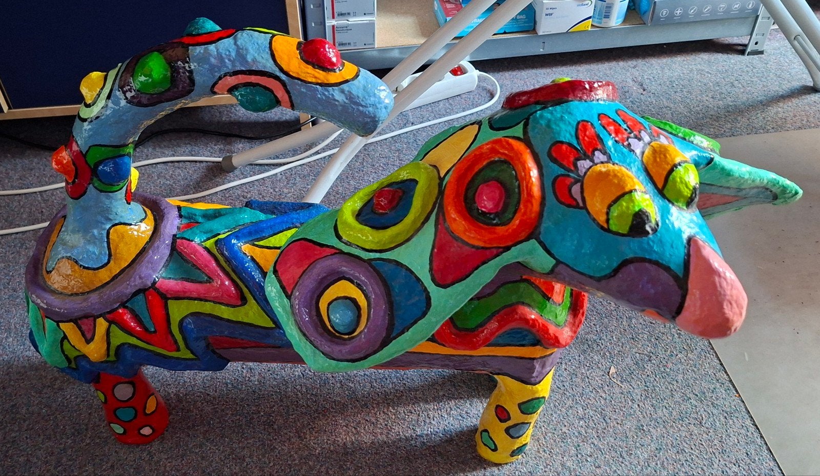 Kleurrijke handgemaakte hond sculptuur, Ophalen