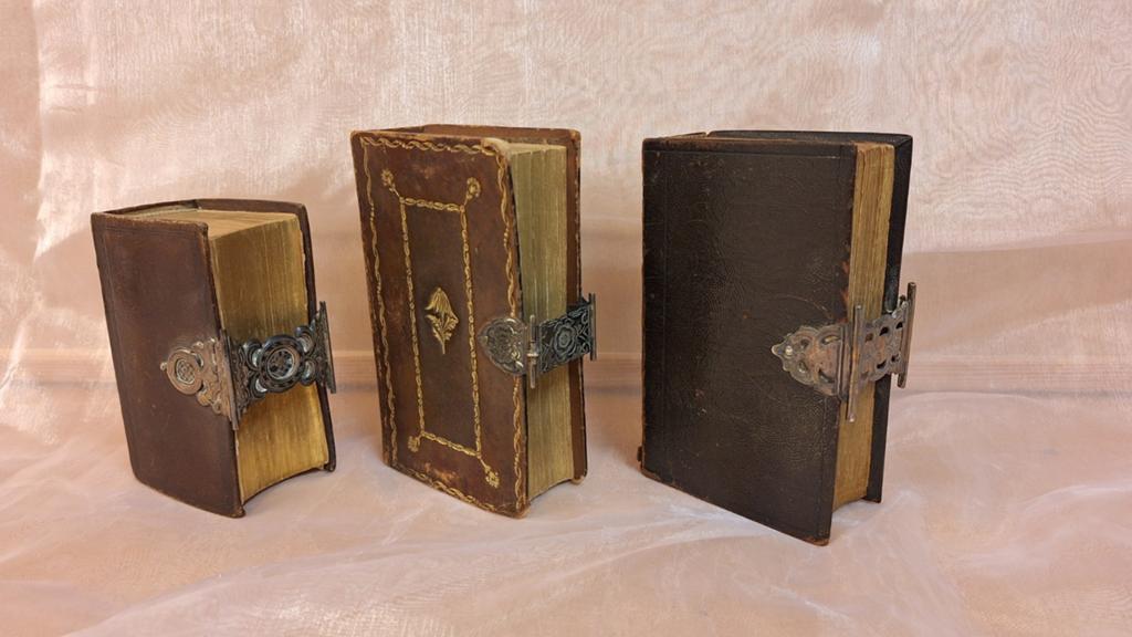 Drie antieke Bijbels met slotje, Antiek en Kunst, Antiek | Boeken en Bijbels, Ophalen of Verzenden