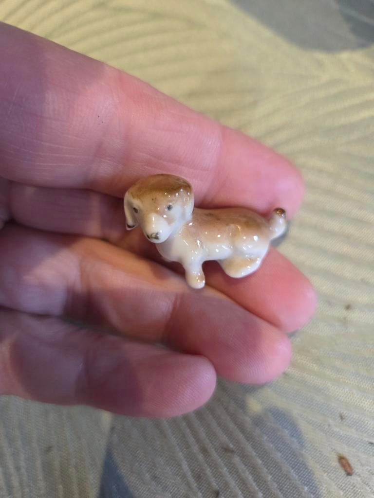 Porseleinen miniatuur hondje - Poppenhuis accessoire, Ophalen of Verzenden, Zo goed als nieuw, Dier