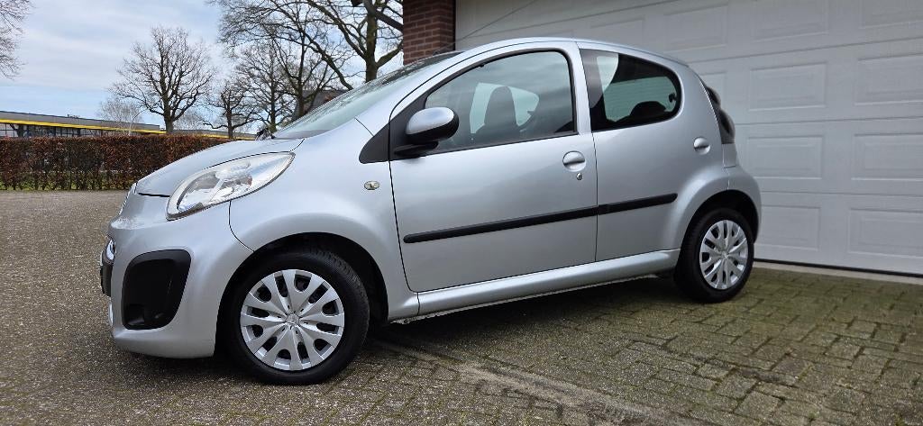 Zeer nette Citroën C1 1.0i 68PK 5D 2013 Grijs apk 2027, Auto's, Voorwielaandrijving, Zwart, 4 stoelen, C1