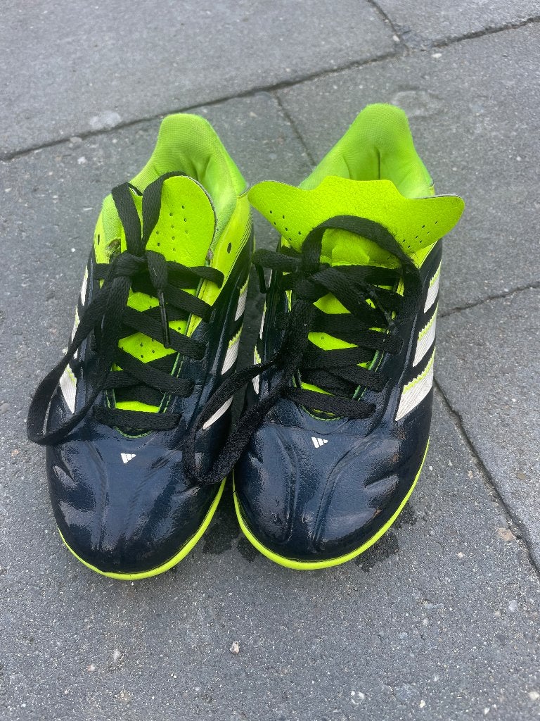 Kunstgrasschoenen Adidas maat 28,5, Sport en Fitness, Korfbal, Ophalen, Zo goed als nieuw, Schoenen