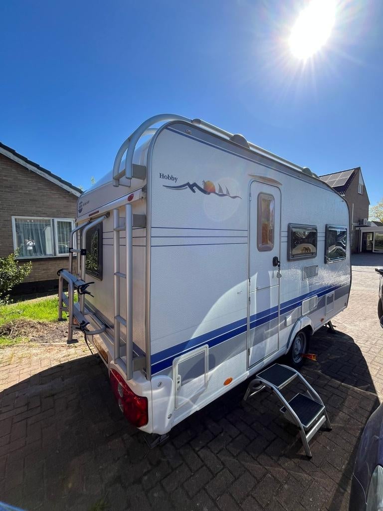 Hobby de Luxe Easy 400 caravan met mover/voortent bj 2005, Caravans en Kamperen, Vast bed, Hobby, Kleine zit, Kachel