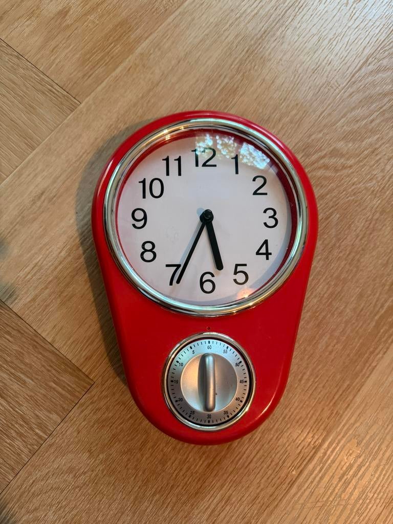 Leuke rode retro klok met kookwekker, Ophalen of Verzenden, Zo goed als nieuw, Analoog, Wandklok