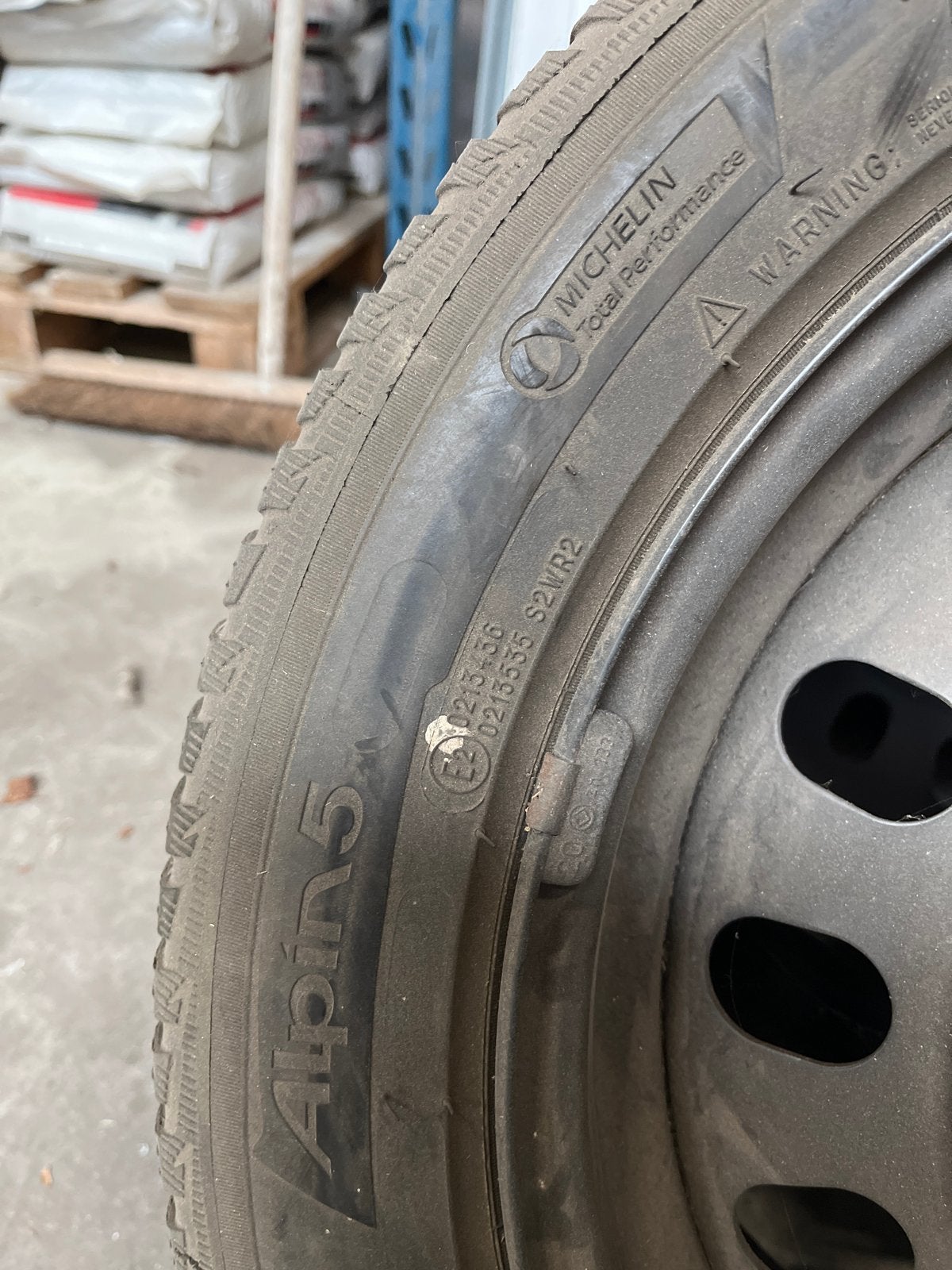 Winterbanden met stalen velgen - 215/55 R17 Michelin Alpin 5, Auto-onderdelen, Banden en Velgen, Ophalen, Banden en Velgen, 17 inch