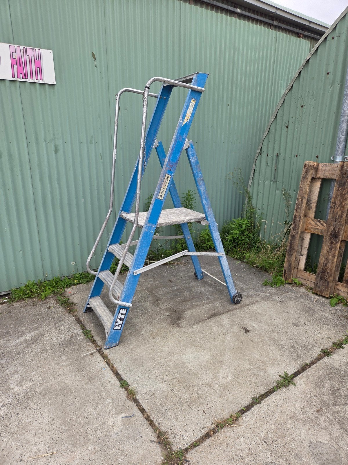 Lyte trap met wielen en handvat - Gebruikt, Doe-het-zelf en Verbouw, Ladders en Trappen, Ophalen, Gebruikt, Trap, Opvouwbaar of Inschuifbaar
