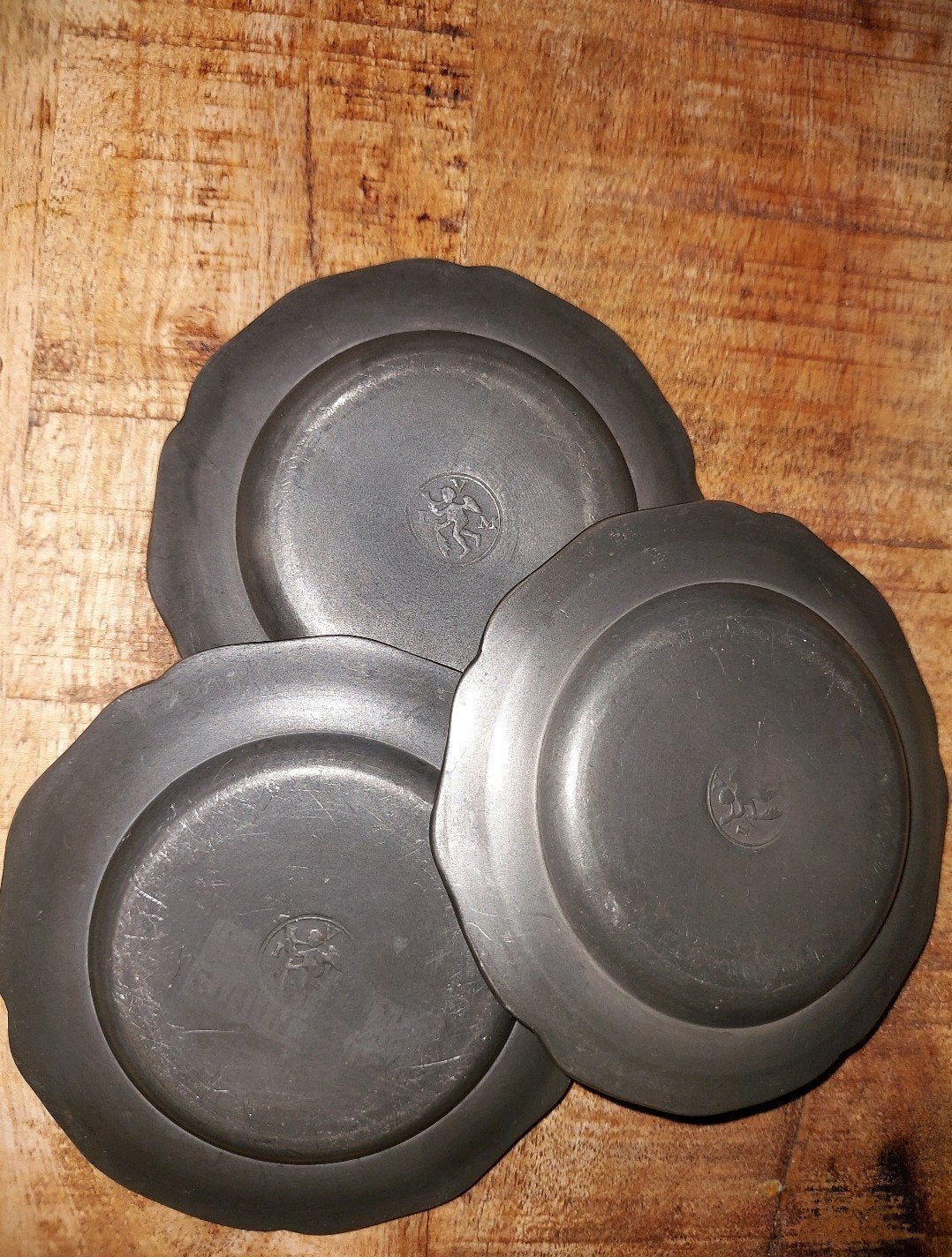 3 tinnen schoteltjes met engelmerk, Ophalen of Verzenden