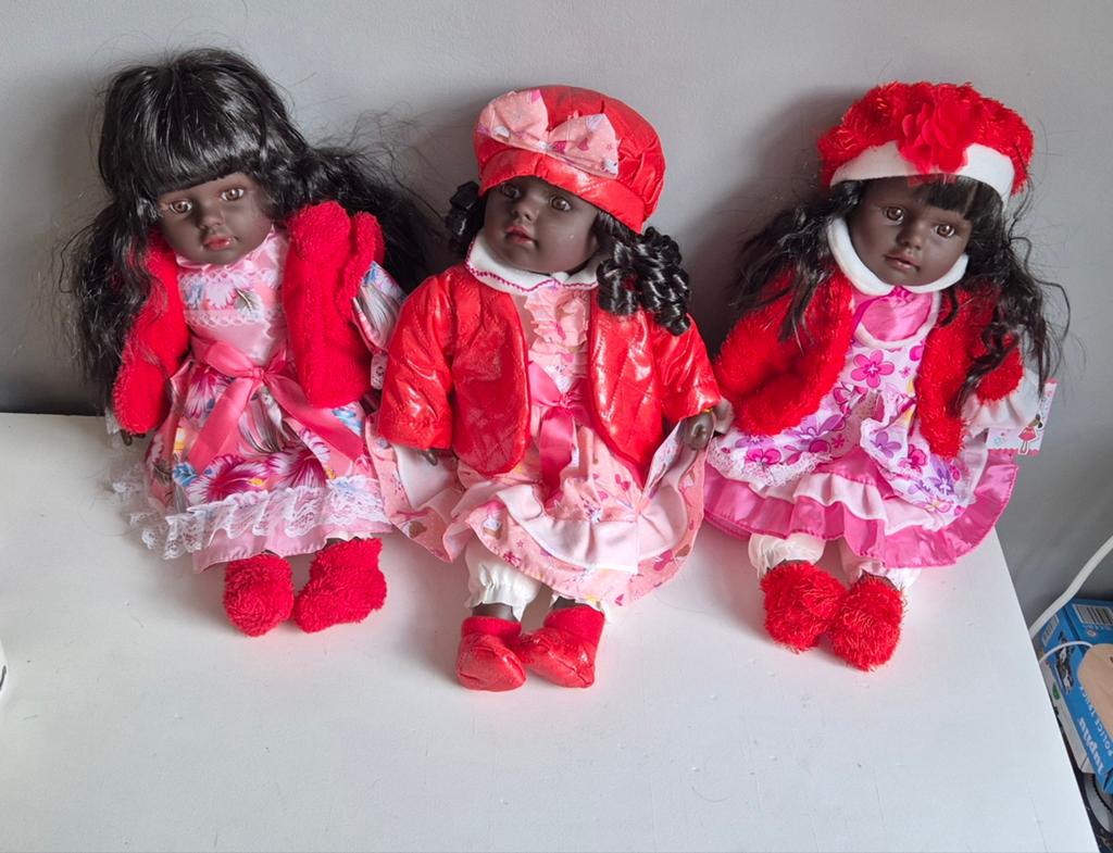 Set van 3 Nieuwe  bruin kleurige Poppen met Rode Kleding, Verzamelen, Poppen, Ophalen of Verzenden, Nieuw, Pop