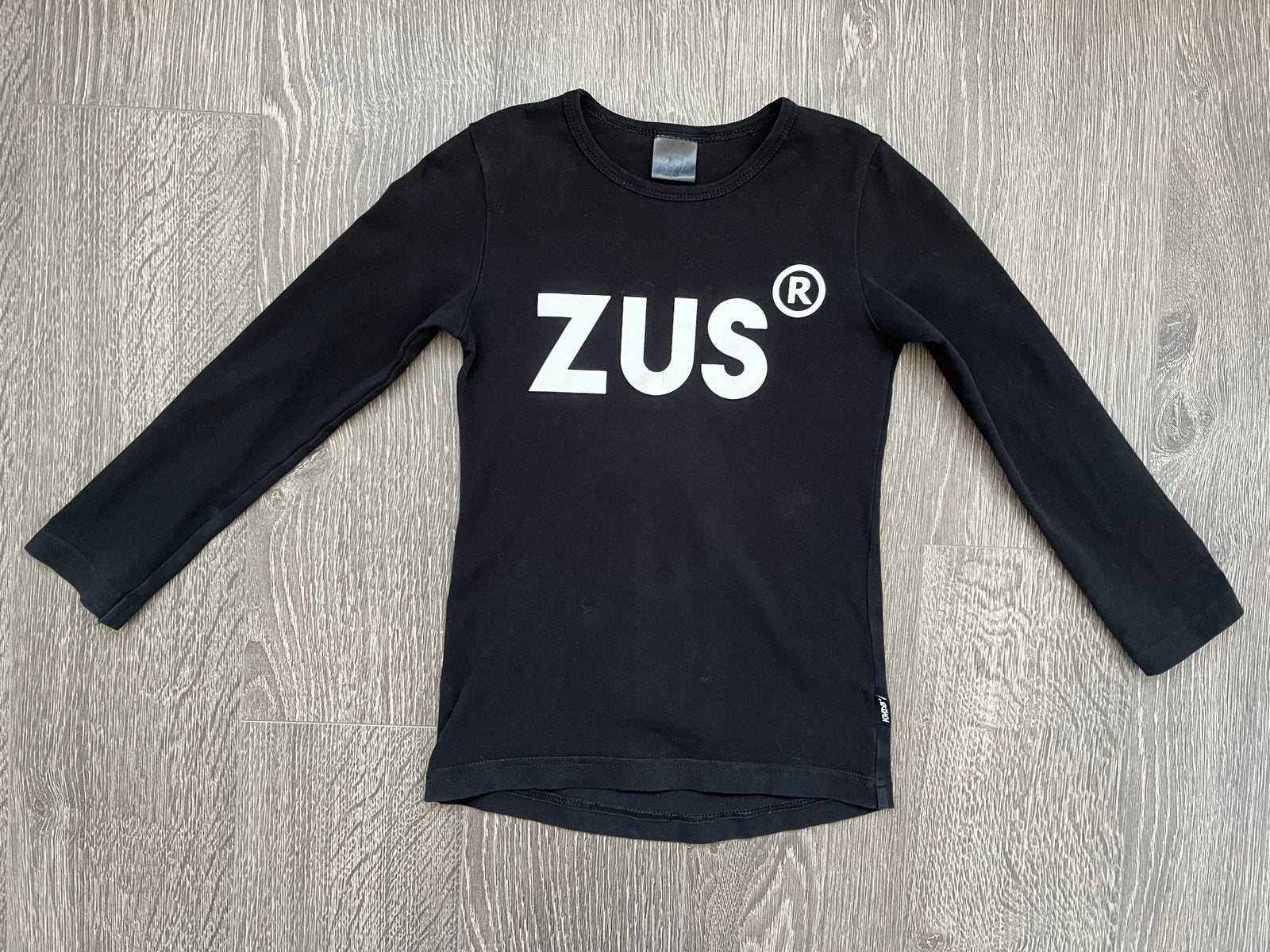 Meisjes shirtje / longsleeve zwart opdruk Zus KMDB mt 122, Kinderen en Baby's, Ophalen of Verzenden, Gebruikt, Meisje, Shirt of Longsleeve