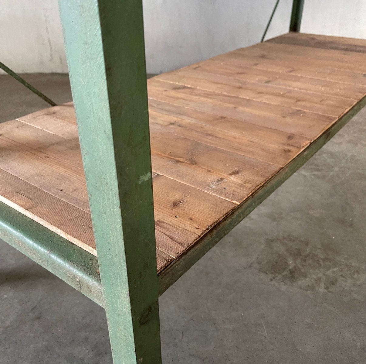 Foto 9 van Oude werkbank, vintage dressoir, industriële toonbank, kast