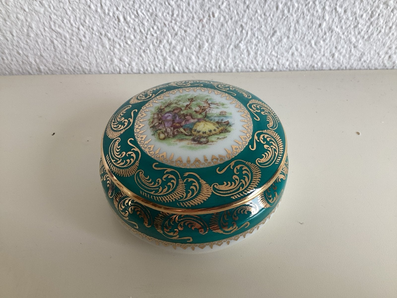 Limoges Porseleinen Doosje met Romantische Scène, Ophalen of Verzenden