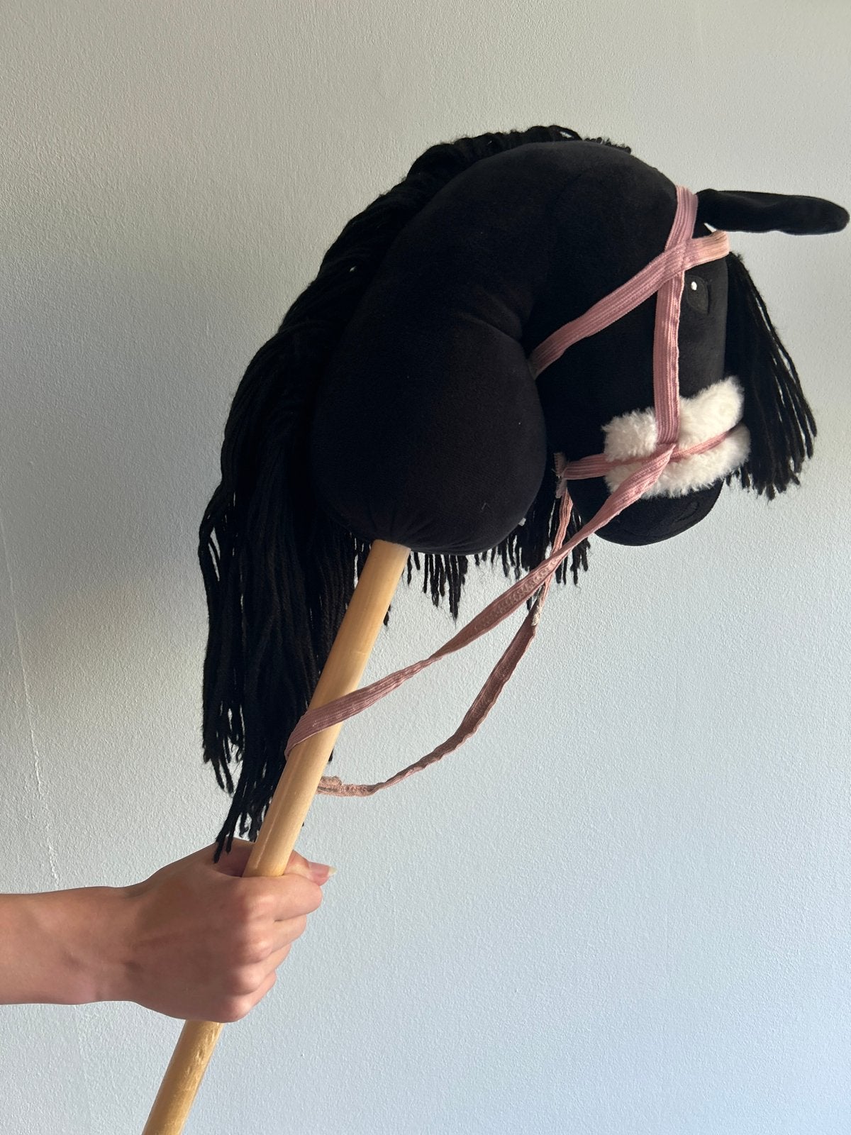 Zwart stokpaard met roze hoofdstel met dekentje en oornetjes, Kinderen en Baby's, Speelgoed | Overig, Ophalen, Gebruikt, Jongen of Meisje