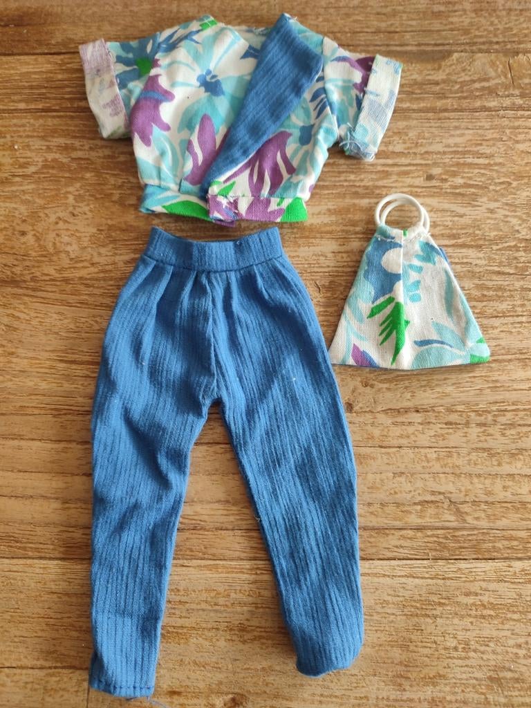 Sindy Fleur kleertjes vintage in zeer nette staat., Verzamelen, Poppen, Ophalen of Verzenden, Zo goed als nieuw, Kleertjes
