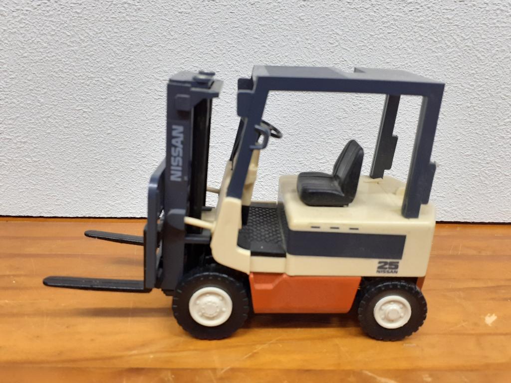 schaalmodel heftruck nissan 25, Ophalen of Verzenden, Gebruikt, Overige typen