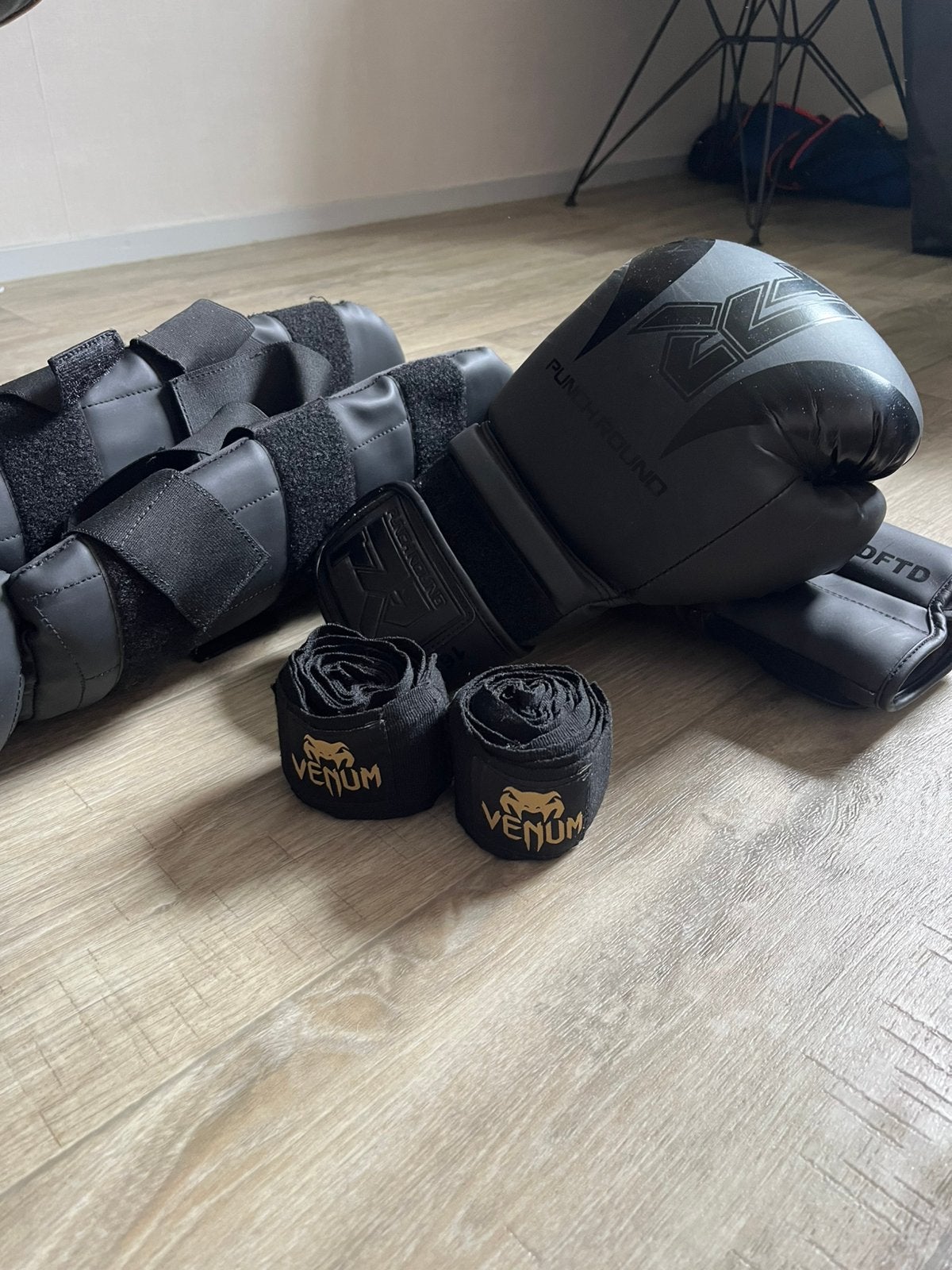 Punch Round bokshandschoenen, beenbeschermers en Venum wraps, Ophalen, Zo goed als nieuw, Bokszak