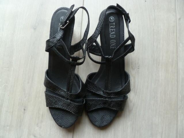Zwarte open schoenen met 5½ cm. hakje. Mt. 41. Leren zool., Zwart, Ophalen of Verzenden, Zo goed als nieuw, T.R.E.N.D  O.N.E